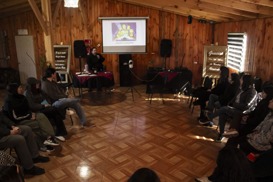 Psicóloga Jesu Gómez realizando taller de comunicación efectiva